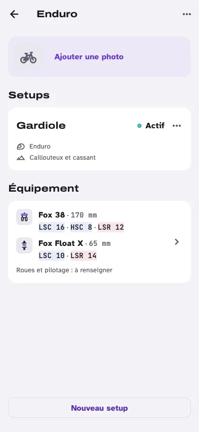 Fiche du vélo Enduro : le setup actif Gardiole, et l’équipement, une fourche Fox 38 de 170 mm et un amortisseur Fox Float X avec leurs réglages.